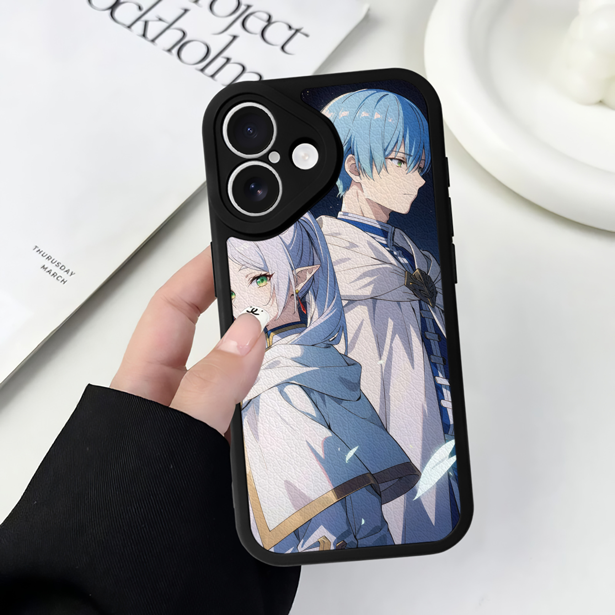（画像用） 葬送のフリーレン Frieren 【iPhone 16シリーズ対応】シリコンスマホケース（レザー調） 材質：シリコン